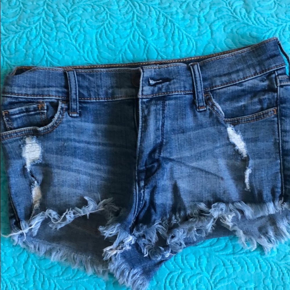 Abercrombie & Fitch distresses Jean shorts